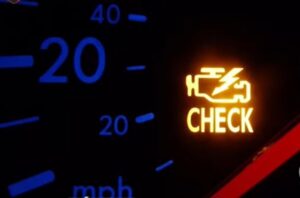 luz check engine roja