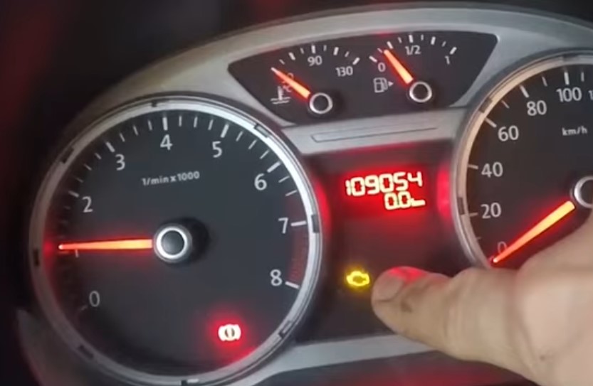 luz check engine intermitente